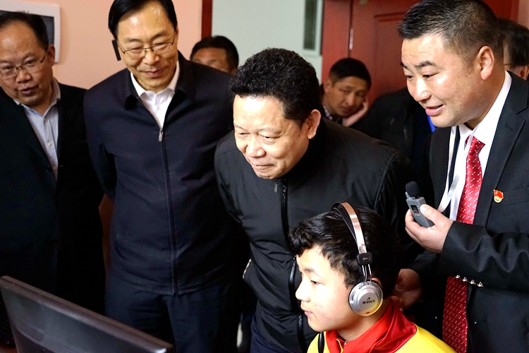 杨兴平在雷波县汶水镇中心校留守儿童之家与学生交流.jpg 杨兴平在雷波县汶水镇中心校留守儿童之家与学生交流.jpg